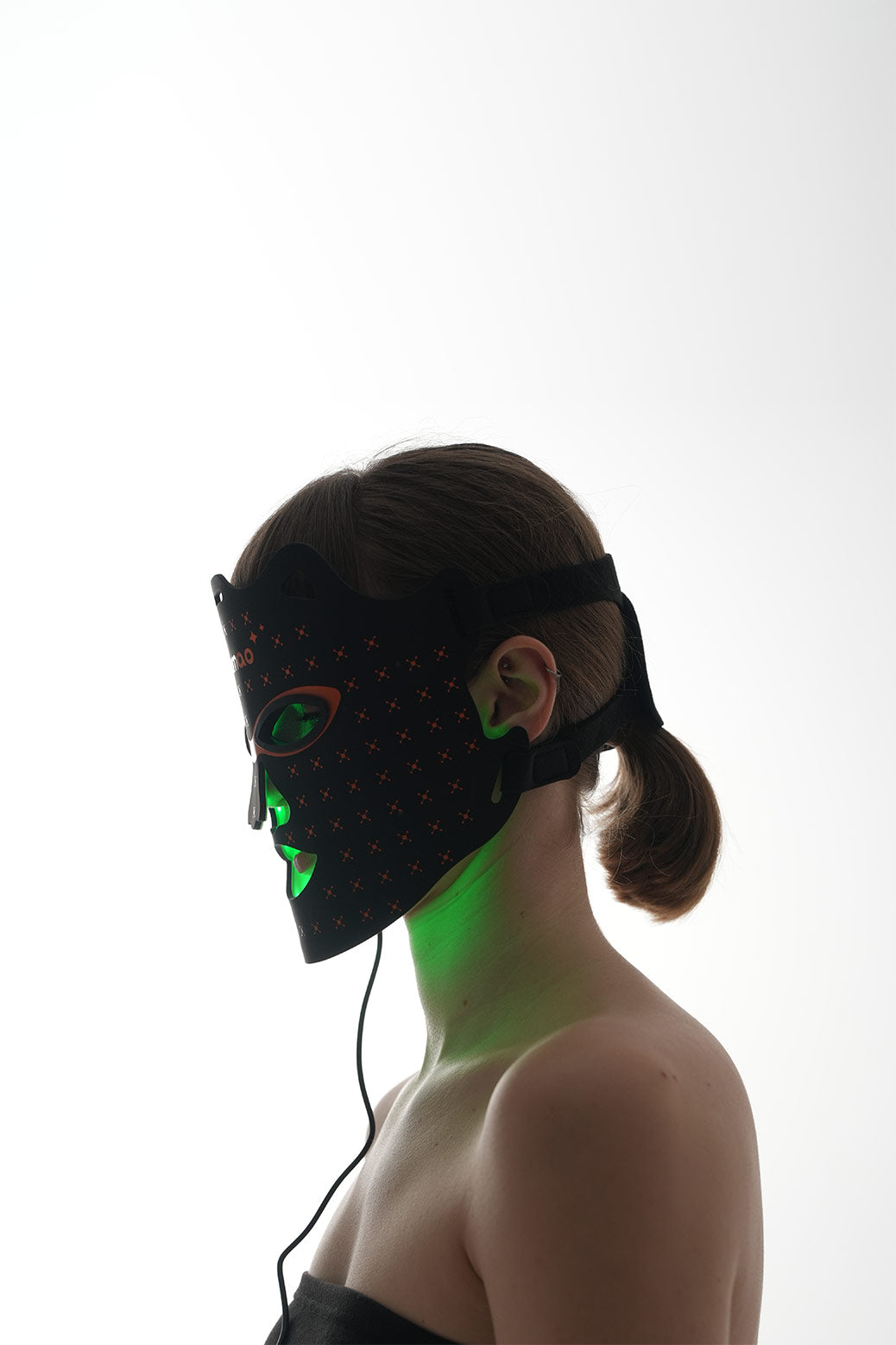 Mobilversion av sidoprofil av kvinna som bär Dermao Glow LED-mask